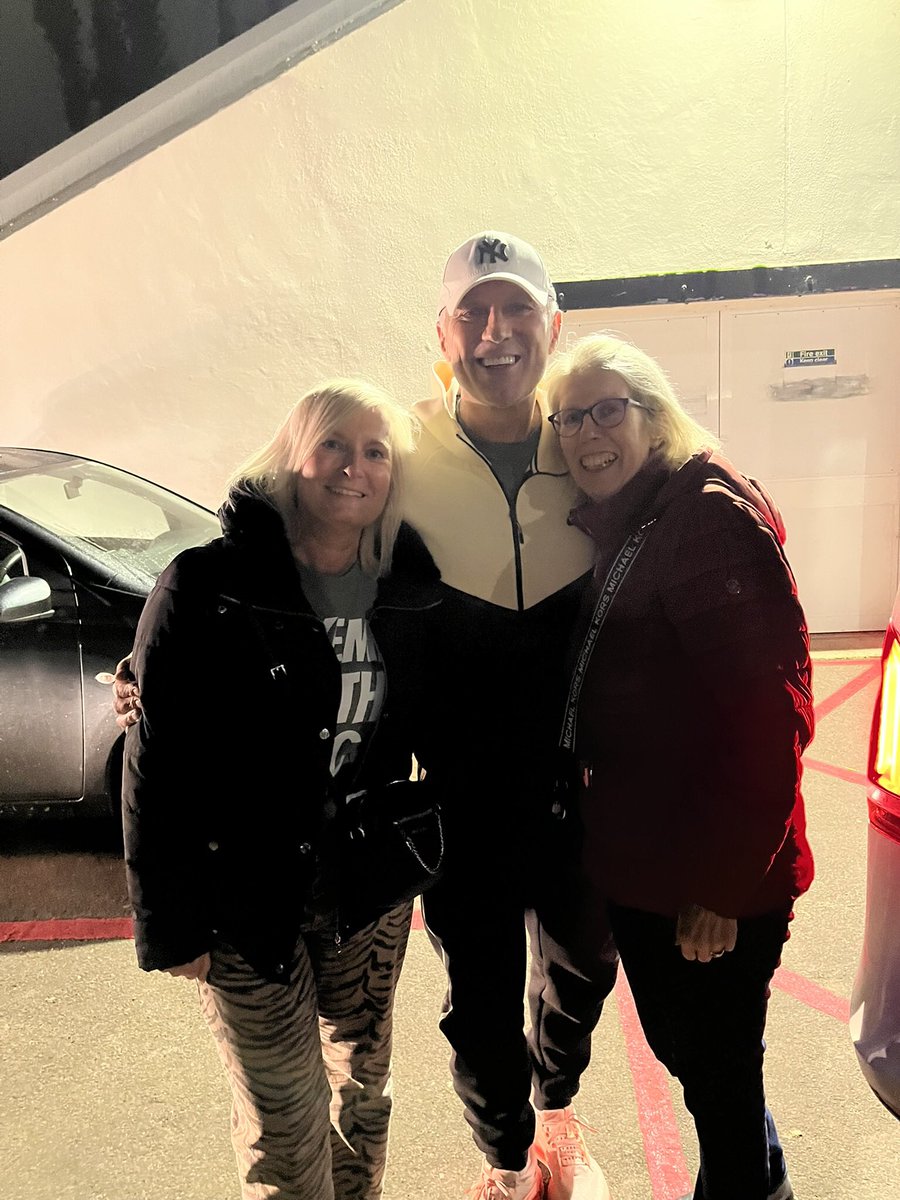 Yvonne 💙 tweet media