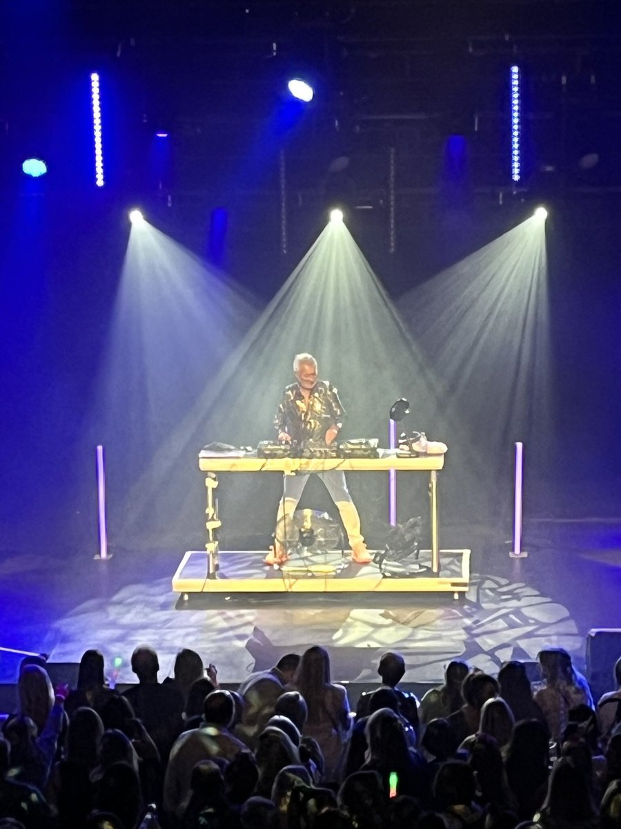 Yvonne 💙 tweet media