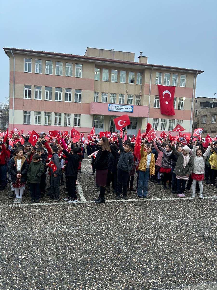 Emhio's tweet photo. İlk Dersimiz: Bayrak Sevgisi🇹🇷
@tcmeb 
@gantepvaliligi 
@Gaziantep_MEM 
@SehitkamilMEM https://t.co/0wlQOBksW4