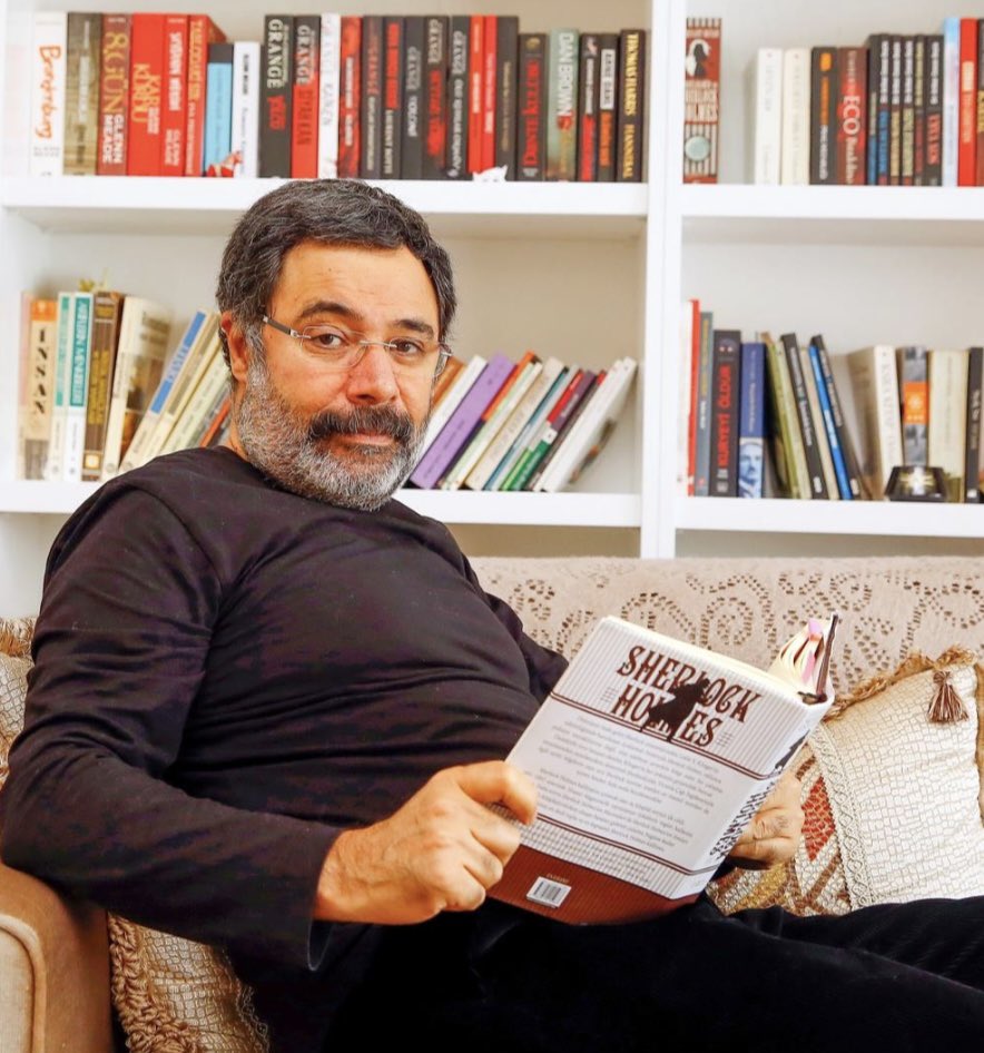 Ne zaman sıkılırsan hayattan Sherlock Holmes'un bir serüvenini oku, ne zaman üstüne üstüne gelirse dünya bir şiir oku, ne zaman bulmak istersen kendini iyi bir roman oku. Velhasıl oku kardeşim, kitap oku. İyi haftalar millet, kolay gelsin herkese...