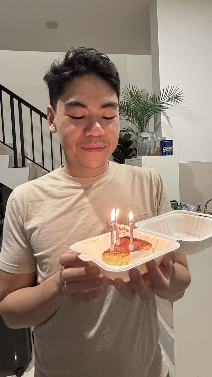 ditabrakbecak's tweet photo. happiest birthday kak @fluckface !!! sukses dan bahagia selalu 😀😀😀 https://t.co/rxlFlRCYl0