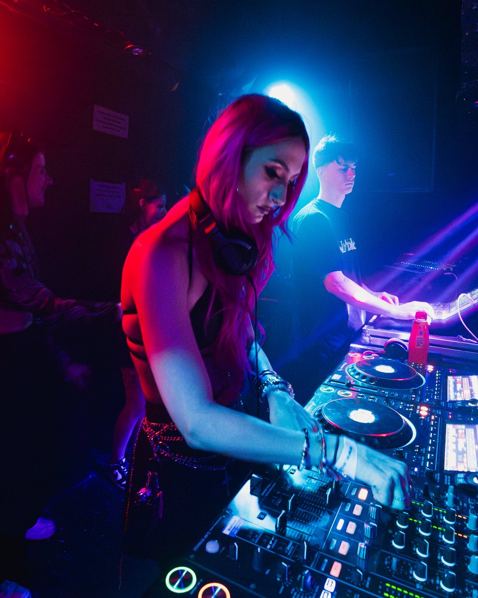 YRLOCALGF's tweet photo. I just wanna be behind the decks ⛓️🎶🖤 https://t.co/iCDpGDnz2B