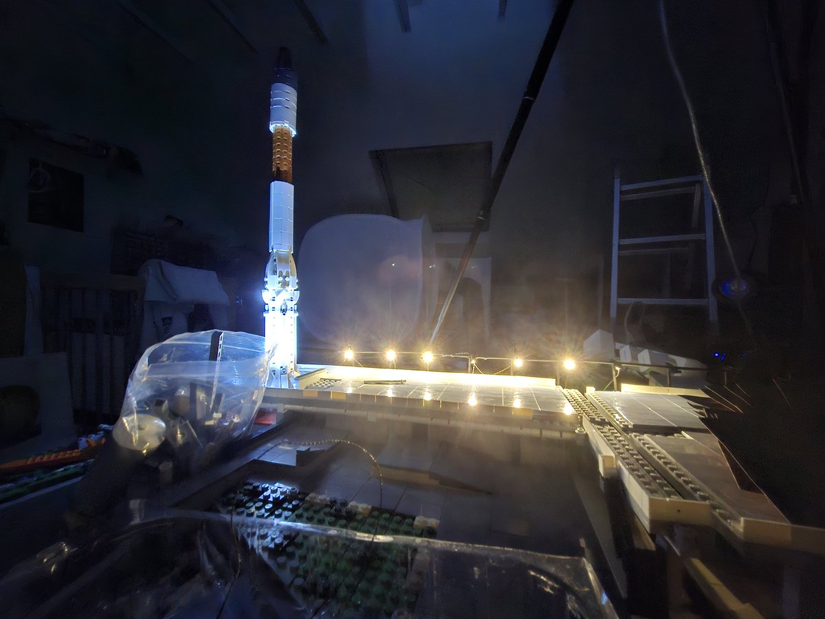 RocketLego's tweet photo. Premiere phase d'installation des éclairages sur ELA1. 100% lego, échelle 1:110. #Lego #legomoc #space #legorocket #Legonews @esa @ESA_fr @ESA_transport @CNES @EuropeSpacePort https://t.co/sO4wXKr1mW