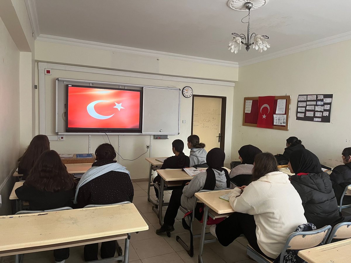 Okulumuzda ilk ders bayrak sevgisi ile başladı. 
#BayraklaBaşlayanOkul 
<a href="/tcmeb/">Millî Eğitim Bakanlığı</a> <a href="/cinarkaymakamlk/">T.C. Çınar Kaymakamlığı</a> <a href="/ysf_gzl_/">YUSUF GÜZEL</a> <a href="/mebcinarmem/">Çınar İlçe Milli Eğitim Müdürlüğü</a> <a href="/dbakirvalilik/">T.C. Diyarbakır Valiliği</a> <a href="/Diyarbakirmem/">Diyarbakır İl Millî Eğitim Müdürlüğü</a>