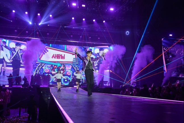 neojin219's tweet photo. #이찬원 ‘203분 질주’ 이찬원, 부산 콘서트 찢었다 (출처 : 네이버 연예) https://t.co/QEjT2JsCPf https://t.co/H8NPS8UtsK