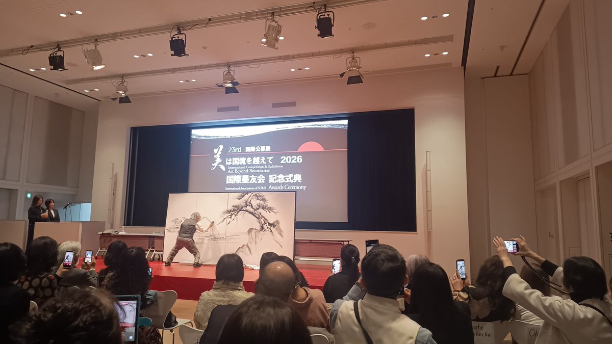 RO_Emb_Japan's tweet image. 東京で開催された「第23回 国際公募展：Art Beyond Boundaries（美は国境を越えて）」において、ルーマニア人アーティストのインドライカ・マゲル氏とクリスティーナ・プリサカリウ氏が賞を受賞されました。

日本においてルーマニアを代表し、素晴らしい功績を残された両氏に心より祝意を表します。