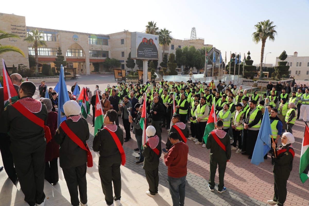 Police_Jo's tweet image. جانب من مشاركة مرتبات #الأمن_العام في الحملة البيئية "خلّي كيسك بسيارتك"، التي تم إطلاقها في محافظة الزرقاء بتنظيم من وزارتي البيئة والشباب وجامعة الزرقاء الأهلية.

#الأردن