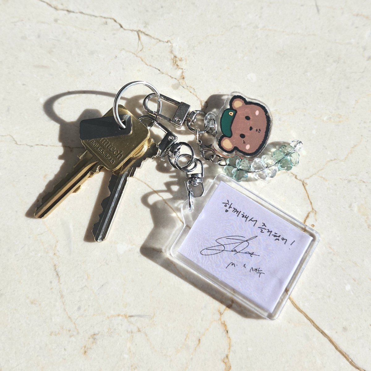 이미 많은 분들이 하셨겠지만 혹시 원하시는 분 있을까봐 소소한 나눔 이벤트 열어 봅니다 🍀

• 몬엑 넥서스콘 메세지 컨페티 키링 (10분) 
• RT &amp; LIKE
• 당발: 내일 (2/3), 준등기비 제가 부담해요.
• 원하는 멤버/컨페티 색깔 선택가능 (🤍💙💜)