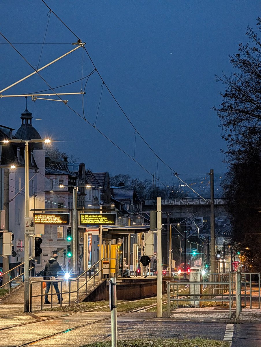 Imas_uni's tweet image. Today Jerman lumpuh,

Mogok kerja para pekerja transportasi se-Jerman, bus, tram/Ubahn, dll gak beroprasi
Tuntutan gak jauh2 dr jam kerja, gaji dan tunjangan
Tiap tahun mreka pasti ada demo, Ampe apal

Untung tempat kerjaku cuma 2km, jadi bisa jlan kaki