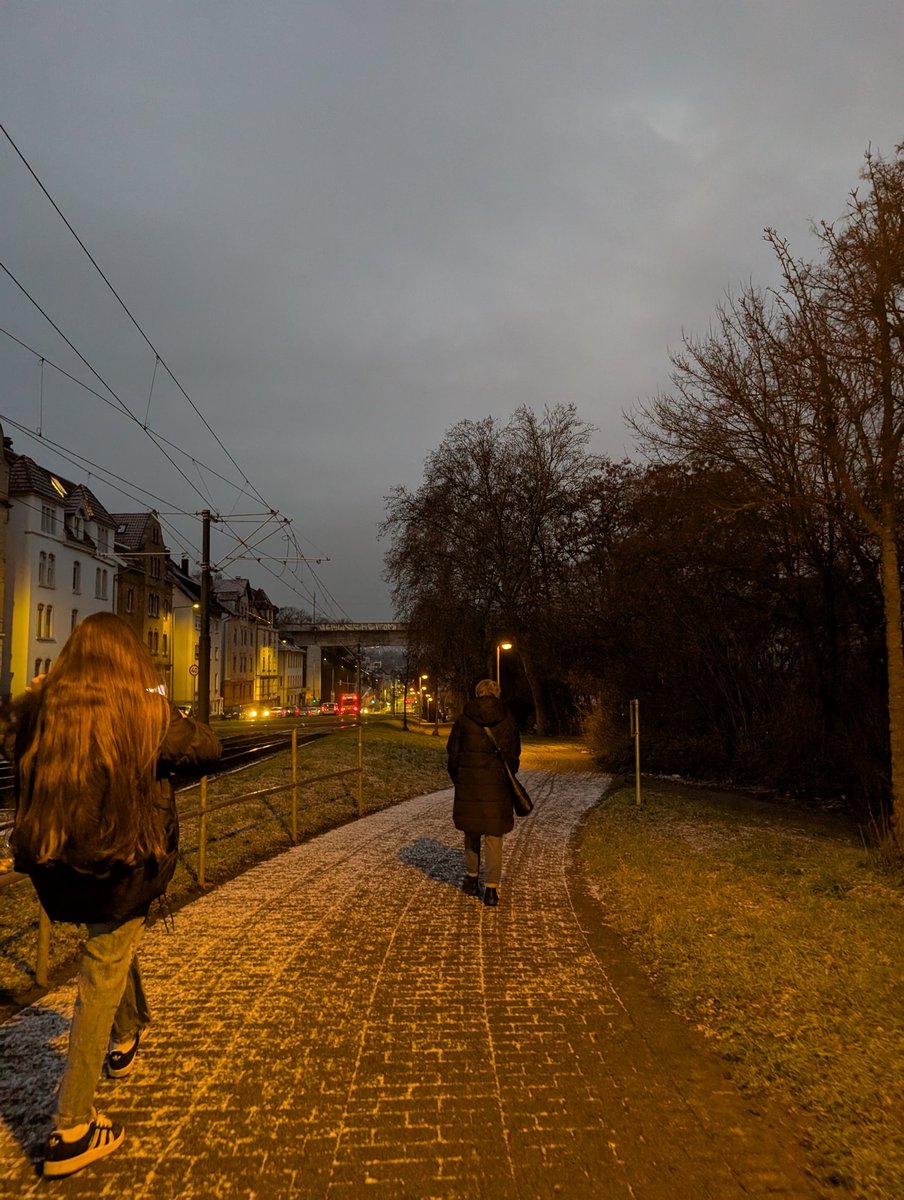 Imas_uni's tweet image. Today Jerman lumpuh,

Mogok kerja para pekerja transportasi se-Jerman, bus, tram/Ubahn, dll gak beroprasi
Tuntutan gak jauh2 dr jam kerja, gaji dan tunjangan
Tiap tahun mreka pasti ada demo, Ampe apal

Untung tempat kerjaku cuma 2km, jadi bisa jlan kaki