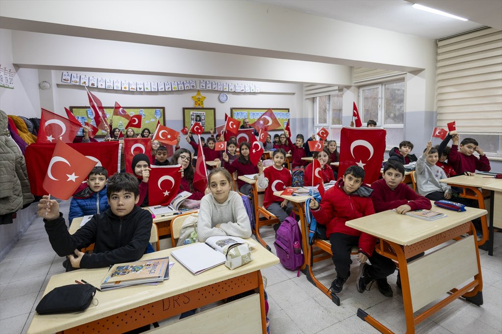 🇹🇷 Bugün okullar Türk bayraklarıyla donatıldı.
