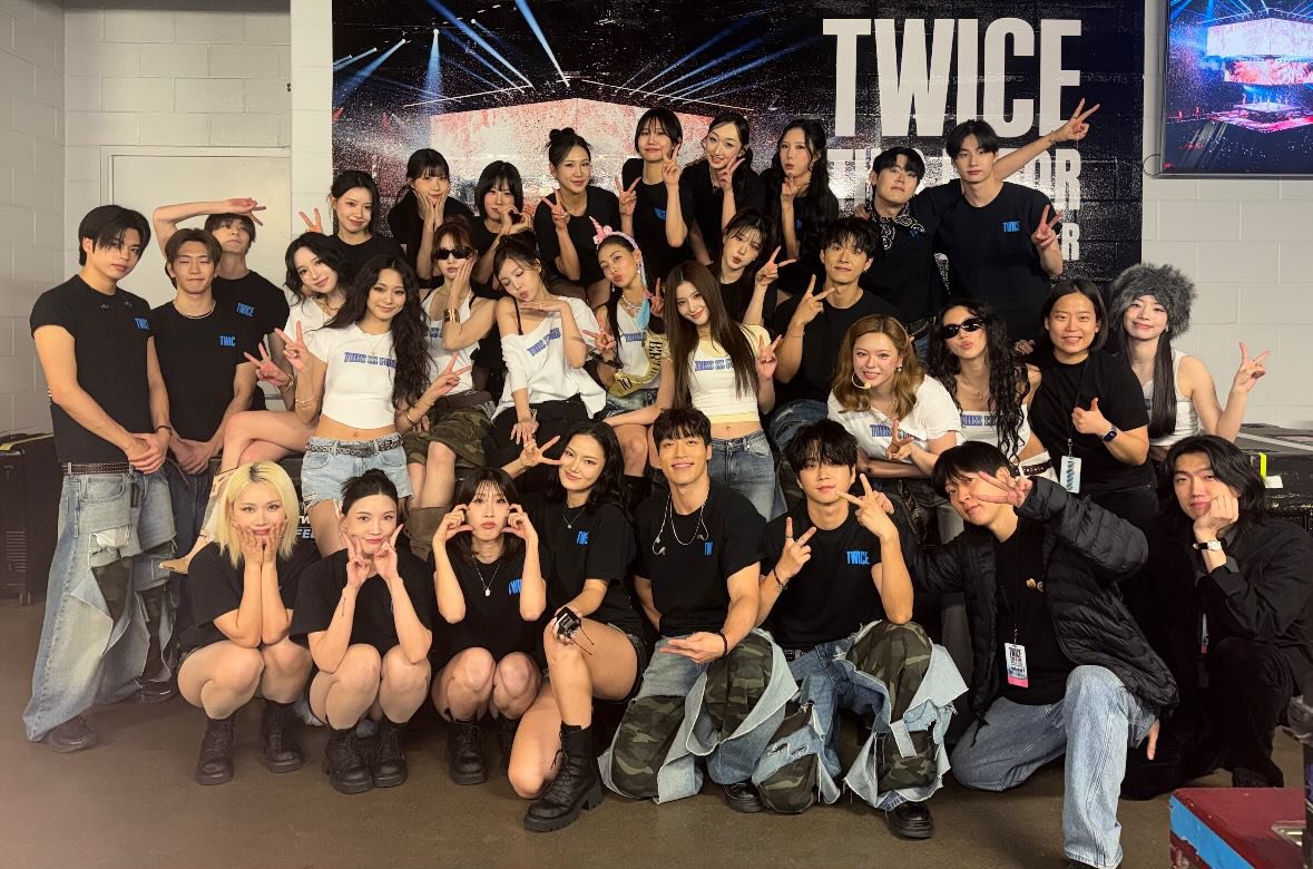 godmitzu's tweet image. TWICE's group photo with the dancers and band to celebrate the end of the first leg of the North American tour!