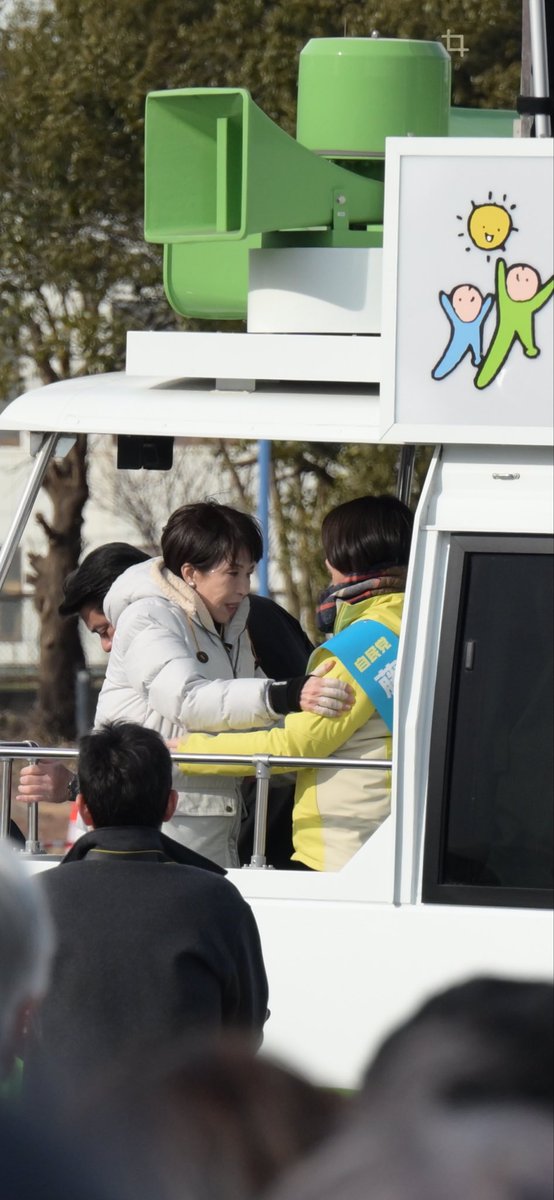 L0901's tweet photo. 高市さんの演説聴いてきた
支援者で体調不良者がでて緊急車両が来た為マイクを使えないという事態に

マイクなしで精一杯声出して演説してた！
聞きずらかったけど誠意は伝わった！

長野から与党議員が出る事を期待してます！

高市さん秒単位のスケジュールで体調大丈夫かな💦

#自民党
#藤田ひかる https://t.co/GILG60EYLd