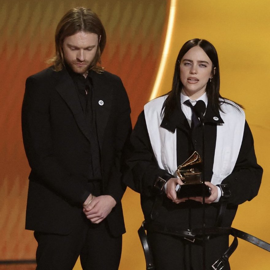headlinertr's tweet photo. grammy ödülleri, dün gece sahiplerini buldu 🔥

• yılın albümü: bad bunny - debí tirar más fotos
• yılın şarkısı: billie eilish - wildflower
• yılın kaydı: kendrick lamar & sza - luther
• en iyi yeni sanatçı: olivia dean
• en iyi rap albümü: kendrick lamar - gnx
• en iyi pop albümü: lady gaga - mayhem
• en iyi rock albümü: turnstile - never enough
• en iyi alternatif albüm: the cure - songs of a lost world

bad bunny, müzik tarihine geçti. yılın albümü ödülünü ispanyolca bir albümle kazanan tarihteki ilk sanatçı oldu. albüm, geçen yıl spotify’da en çok dinlenen albüm olmuştu.

kendrick ise toplam 5 ödül kazanarak gecenin en çok ödül kazanan sanatçısı oldu.