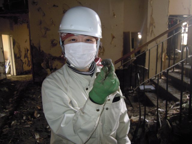 日々過酷な被災資料の救出作業が続く中、探し求めていたものの発見は、本当に元気が出ました。
「せき坊！発見！」
発見したのは当時の岩手県立博物館の女性の学芸員さんです。
この目がすべてを物語っています。
探しても見つからないものばかりで折れかけた心を、この発見が救ってくれました。