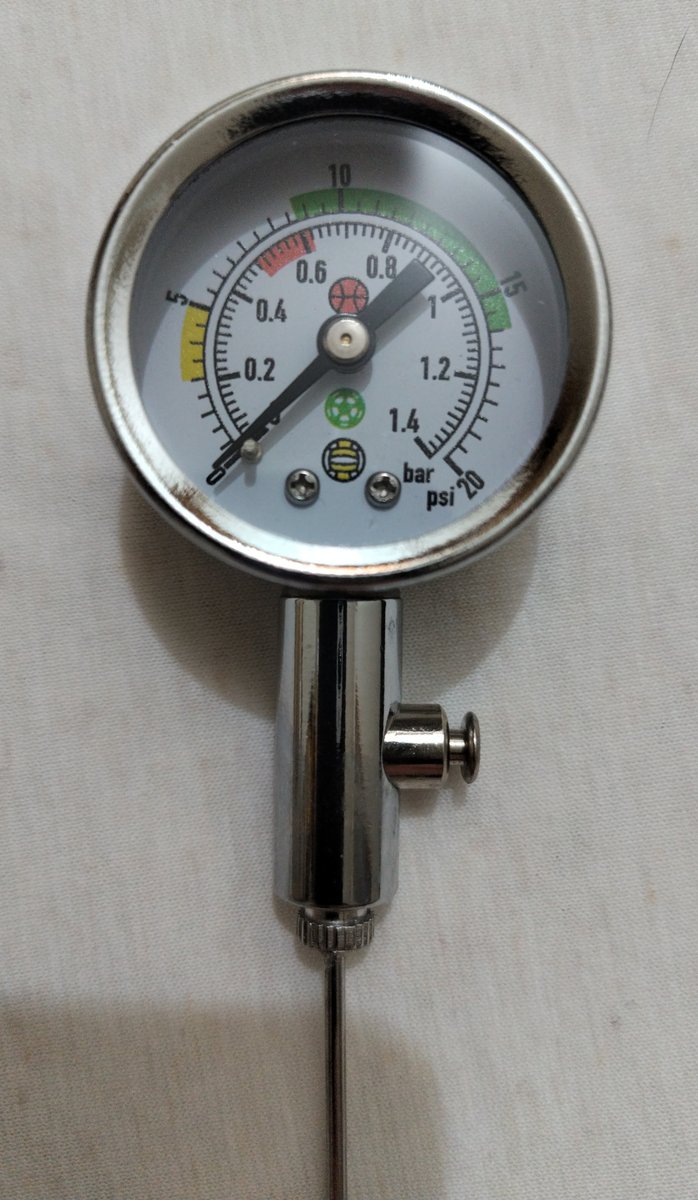 風船の種類や大きさによって内圧って変わってくるのかと、ボールの空気圧を測る器械を使ってみたのですが、口で吹いても0.2bar, ブロアでも0.15barしかなく、膨らませた新品のQ16を繋いでも針はピクリともしなかった、という失敗談です。ﾊﾞﾚｰﾎﾞｰﾙで0.2、車や自転車のタイヤは2.0barぐらいです