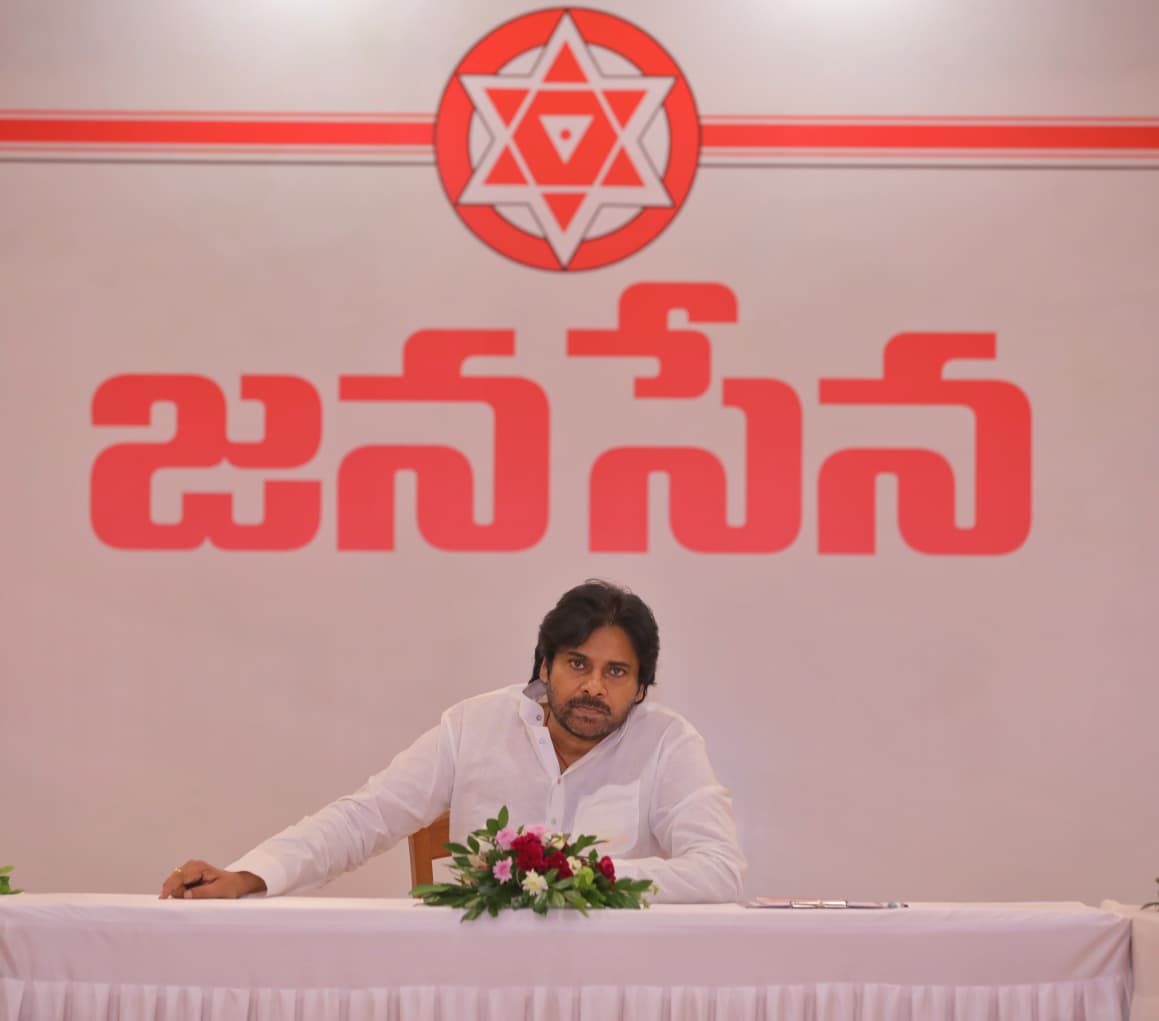 JanaSenaParty's tweet photo. జనసేన పార్టీ జనరల్ బాడీ సమావేశం ఈ రోజు మధ్యాహ్నం 2 గం.కు మంగళగిరిలో నిర్వహించనున్నారు. పార్టీ అధ్యక్షులు, ఉప ముఖ్యమంత్రి శ్రీ @PawanKalyan గారు అధ్యక్షతన జర��గే ఈ సమావేశంలో పార్టీ రాష్ట్ర కార్యవర్గంతోపాటు పార్టీకి చెందిన మంత్రులు, ఎంపీలు, ఎమ్మెల్సీలు, ఎమ్మెల్యేలు, కార్పొరేషన్ చైర్మన్లు, జిల్లా అధ్యక్షులు, నగర అధ్యక్షులు, వీర మహిళ ప్రాంతీయ కో ఆర్డినేటర్లు, అధికార ప్రతినిధులు, సెల్ ఛైర్మన్లు పాల్గొంటారు.