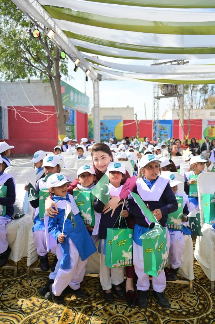 saifullahawan40's tweet image. ایک ماں ہی اپنے بچوں کے مستقبل کا سوچ سکتی۔