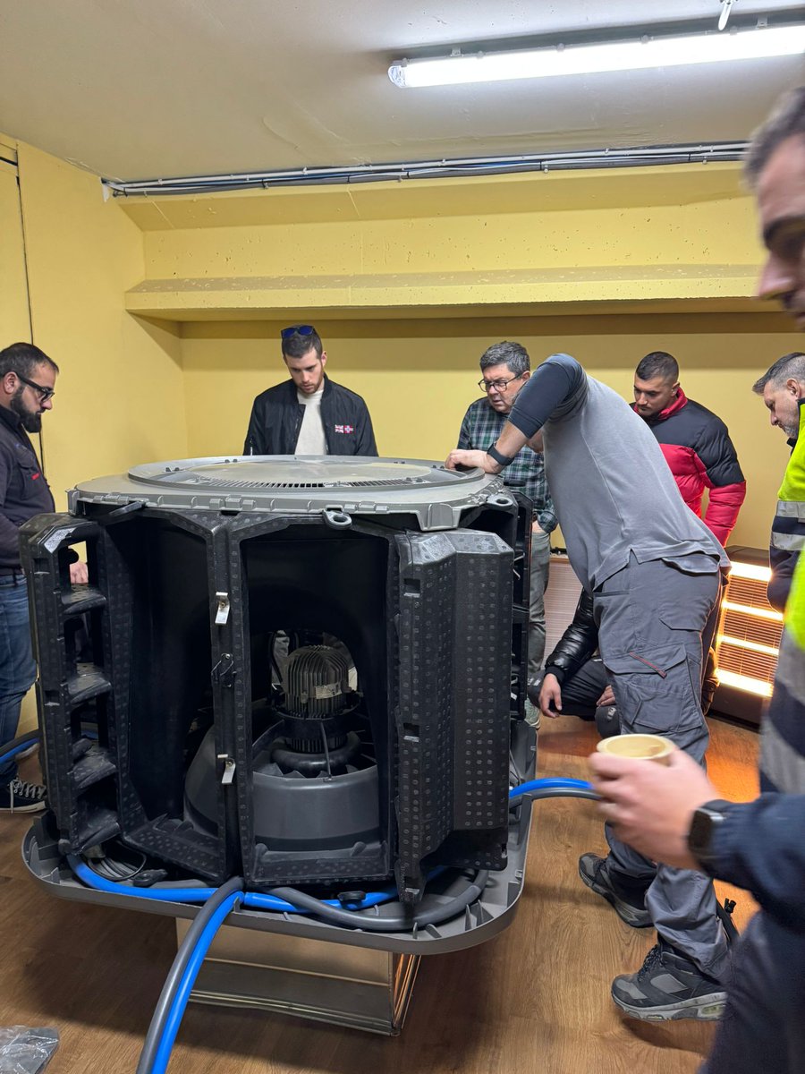 AustralAir_'s tweet photo. ¡Éxito total en la formación técnica CW3 de Australair!

Más de 20 instaladores de toda España se especializaron en Climate Wizard de la mano de Luca Belli, máximo experto europeo de @SeeleyIntl. 

✅ 9 horas de teoría y práctica intensa. ✅ Montaje y diagnóstico.

#Australair https://t.co/GTHZ6fbCDG