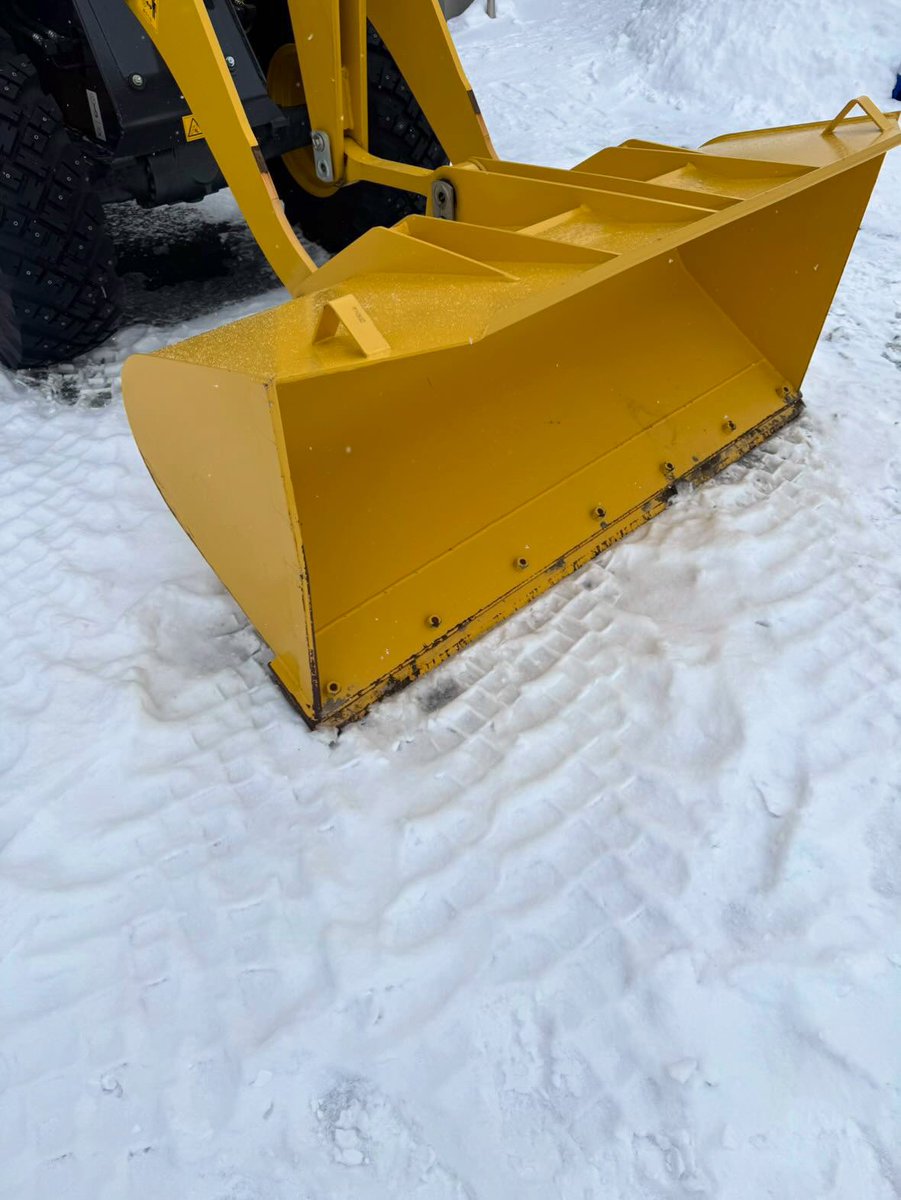 【函館：当て逃げ事件の発生】

#函館中央警察署管内

1月31日（土）17時頃、函館市本通2丁目46番付近において、ホイールローダー（重機）が当て逃げされる事案が発生しました。

現場からは、白色の軽バンのような車両が立ち去っており、重機はフロント周りが破損。