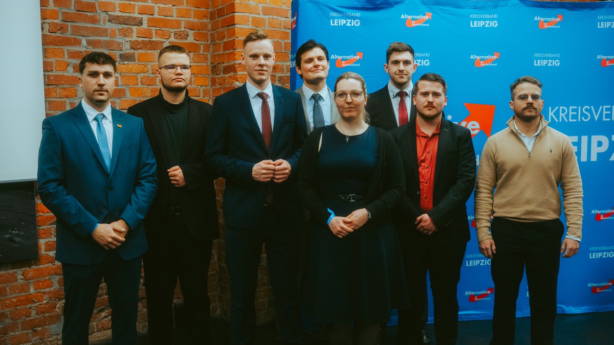 SachsenAfD's tweet photo. 🇩🇪Wir sind die Generation Sachsen!
Gestern gründete sich in Chemnitz der Landesverband Sachsen der #GenerationDeutschland.
👉🏻 Werde auch Du Teil der Generation Deutschland und stelle Deinen Mitgliedsantrag noch heute auf https://t.co/DrKAthhQlo
