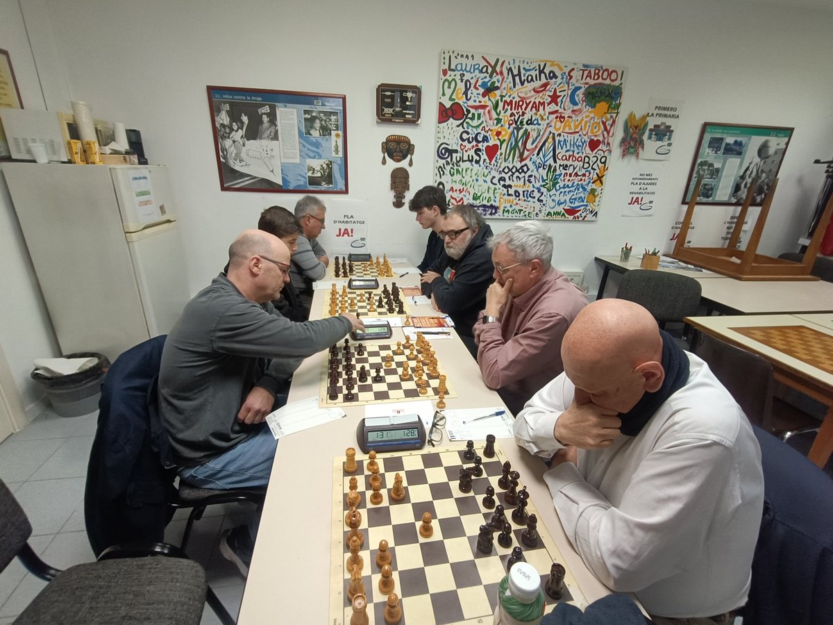 El Club d'escacs Badalona líder invicte.
A la tercera jornada de la lliga catalana d'escacs el <a href="/CBadalona/">Club Escacs Badalona</a> continua líder de tercera i amb aspiracions de pujar de categoria.
Els equips A i B van perdre els duels locals contra <a href="/elcircol/">El Círcol</a> i Cor de Marina per la mínima.
Som-hi !!!