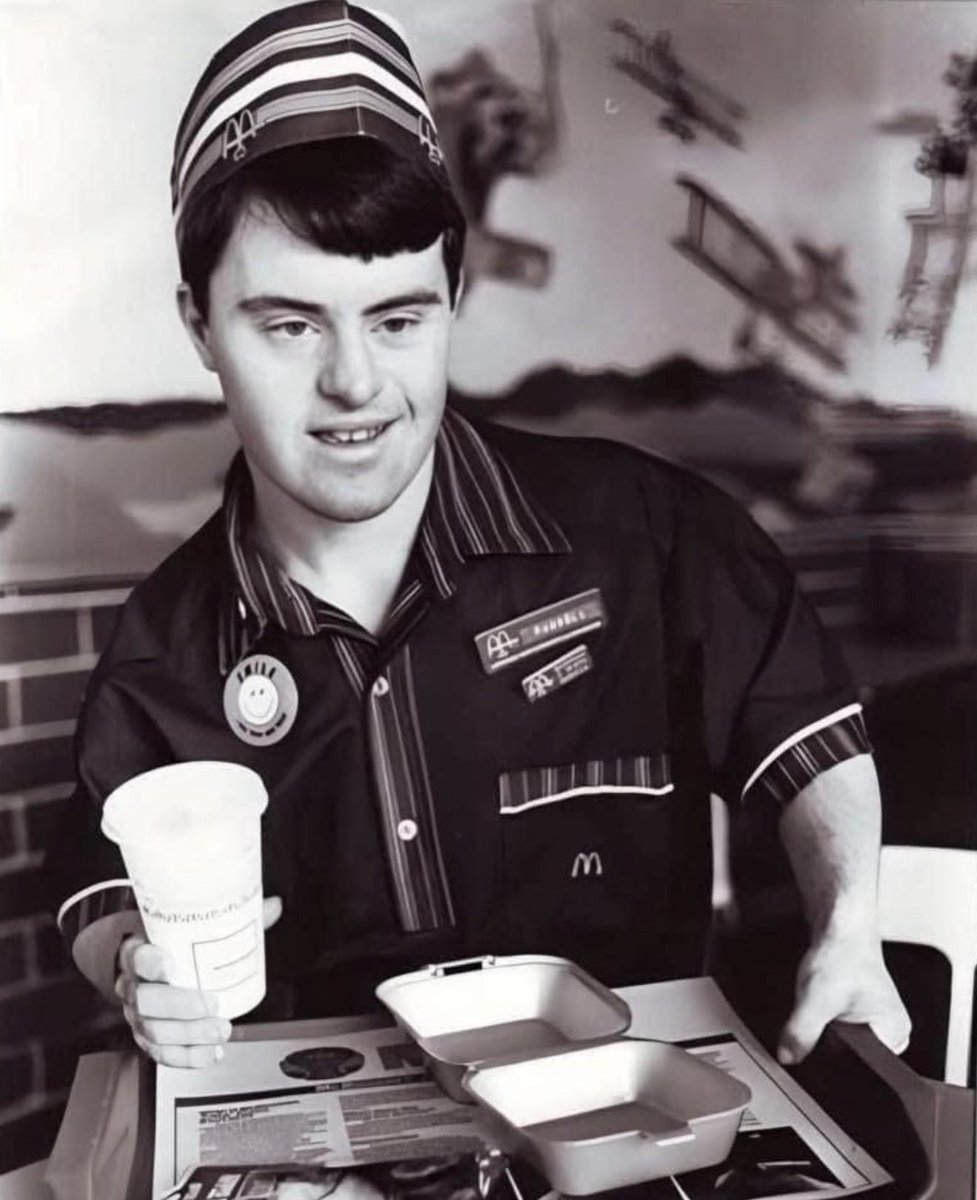 MediavraiFR's tweet photo. 🍟Un employé de McDonald’s atteint de trisomie 21 prend sa retraite après 32 ans à servir des sourires. https://t.co/icg5nNZNHv