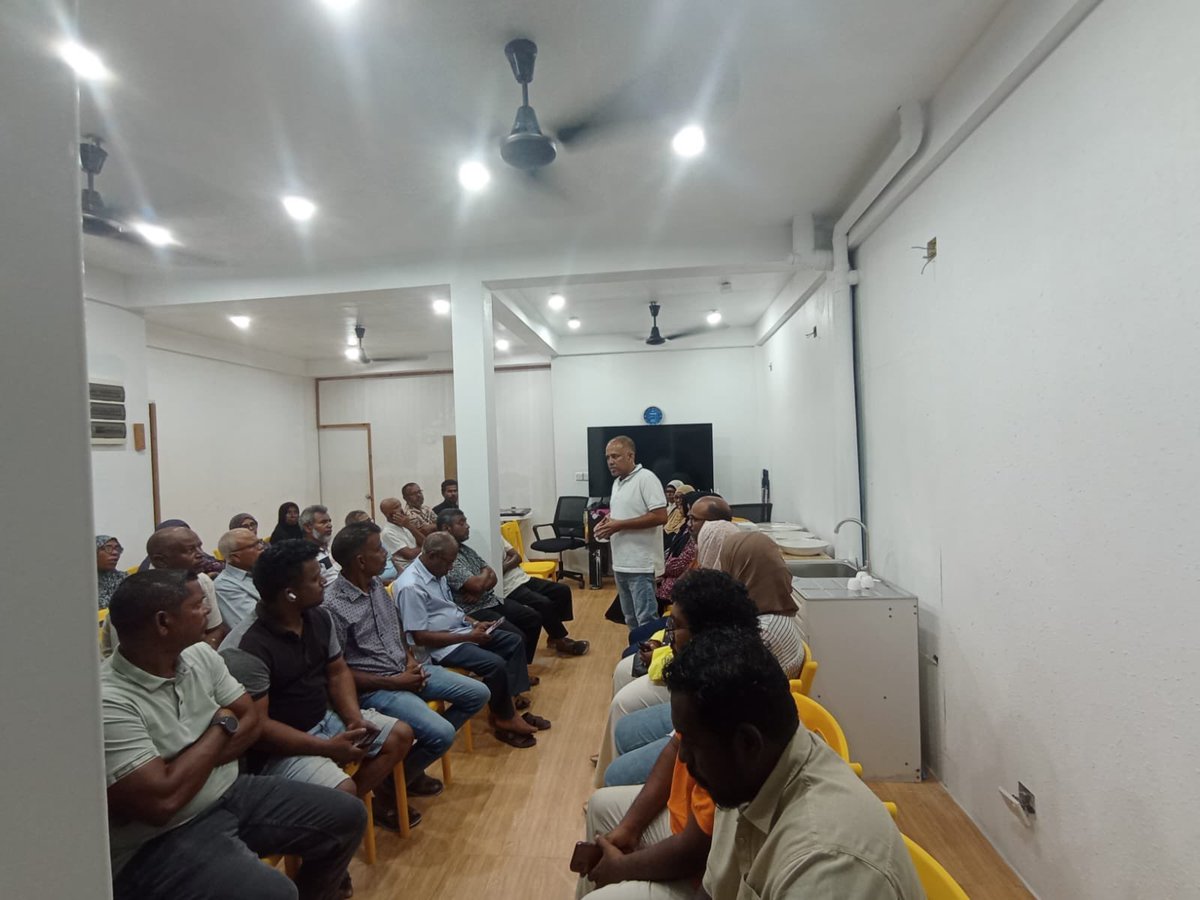 AliMuawwaz's tweet photo. ގދ.ގައްދޫ ކައުންސިލް އިންތިހާބުގެ ކެމްޕެއިން މަސައްކަތް ކުރިއަށް ގެންދިޔަ މަޝްވަރާތަކުގެ ތެރެއިން.
MDP
#VoteForMDP 
#HeyvallaThayyaru https://t.co/ccDhab8fpq