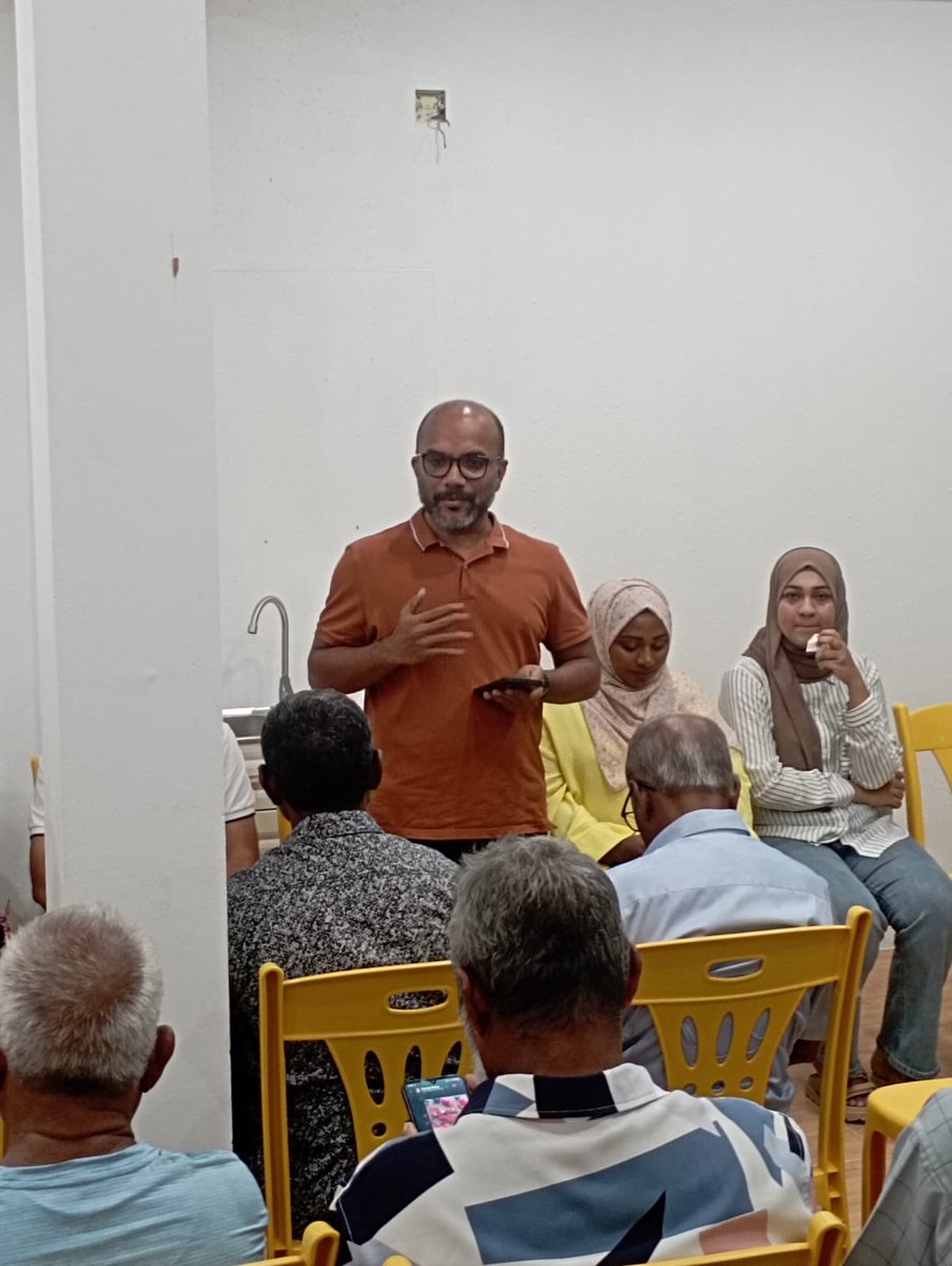AliMuawwaz's tweet photo. ގދ.ގައްދޫ ކައުންސިލް އިންތިހާބުގެ ކެމްޕެއިން މަސައްކަތް ކުރިއަށް ގެންދިޔަ މަޝްވަރާތަކުގެ ތެރެއިން.
MDP
#VoteForMDP 
#HeyvallaThayyaru https://t.co/ccDhab8fpq