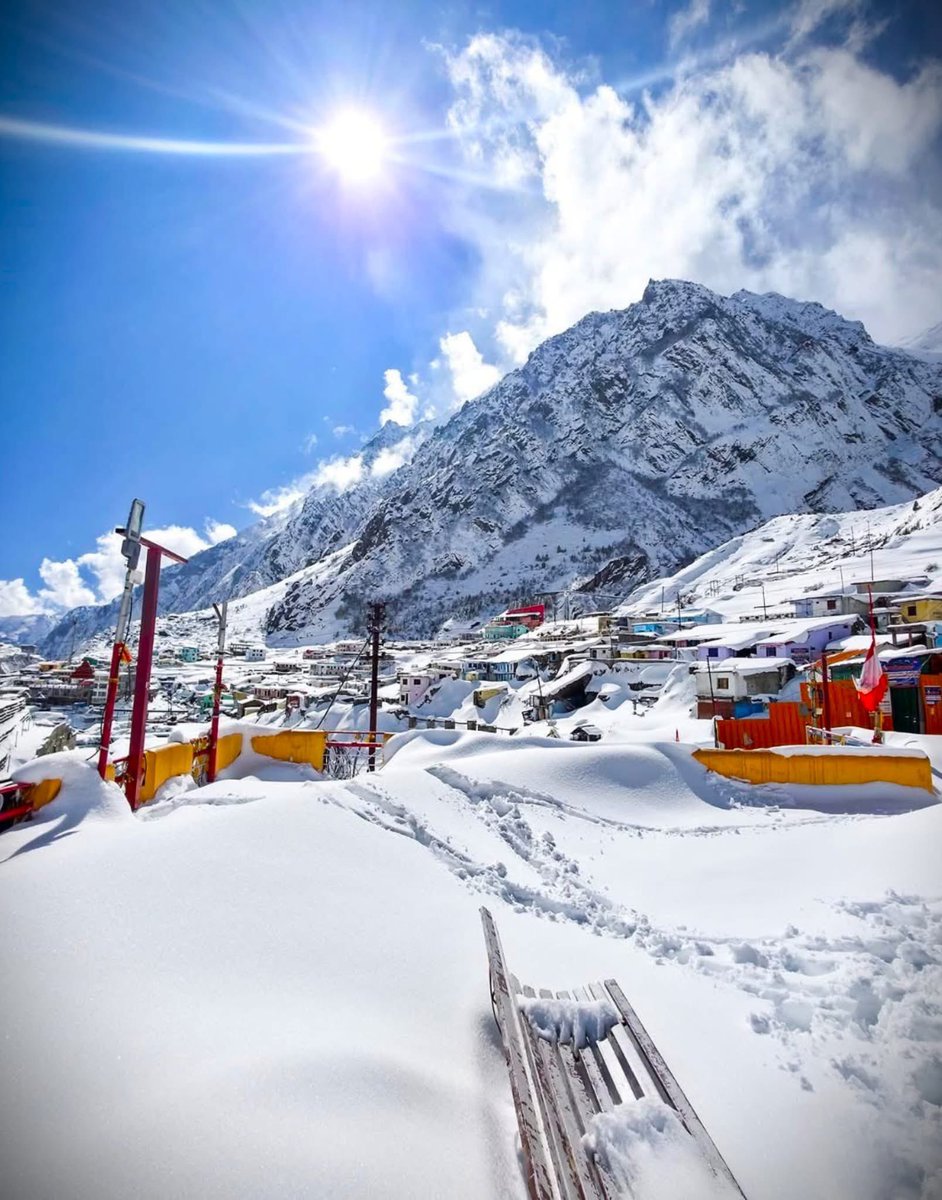 uttarakhandcops's tweet photo. ❄️ बर्फ़ की चादर में लिपटा श्री बद्रीनाथ धाम ❄️

हिमालय की गोद में बसे श्री बद्रीनाथ धाम के अद्भुत दृश्य की मनमोहक तस्वीरें।
प्रकृति और आस्था का यह अनुपम संगम जो श्रद्धालुओं का मन मोह ले ✨

🙏 जय बद्री विशाल
#ShriBadrinathDham #WinterMagic #Snowfall #DivineHimalayas https://t.co/TGI3LOtCBv