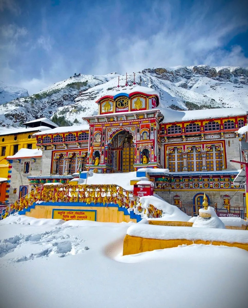 uttarakhandcops's tweet photo. ❄️ बर्फ़ की चादर में लिपटा श्री बद्रीनाथ धाम ❄️

हिमालय की गोद में बसे श्री बद्रीनाथ धाम के अद्भुत दृश्य की मनमोहक तस्वीरें।
प्रकृति और आस्था का यह अनुपम संगम जो श्रद्धालुओं का मन मोह ले ✨

🙏 जय बद्री विशाल
#ShriBadrinathDham #WinterMagic #Snowfall #DivineHimalayas https://t.co/TGI3LOtCBv