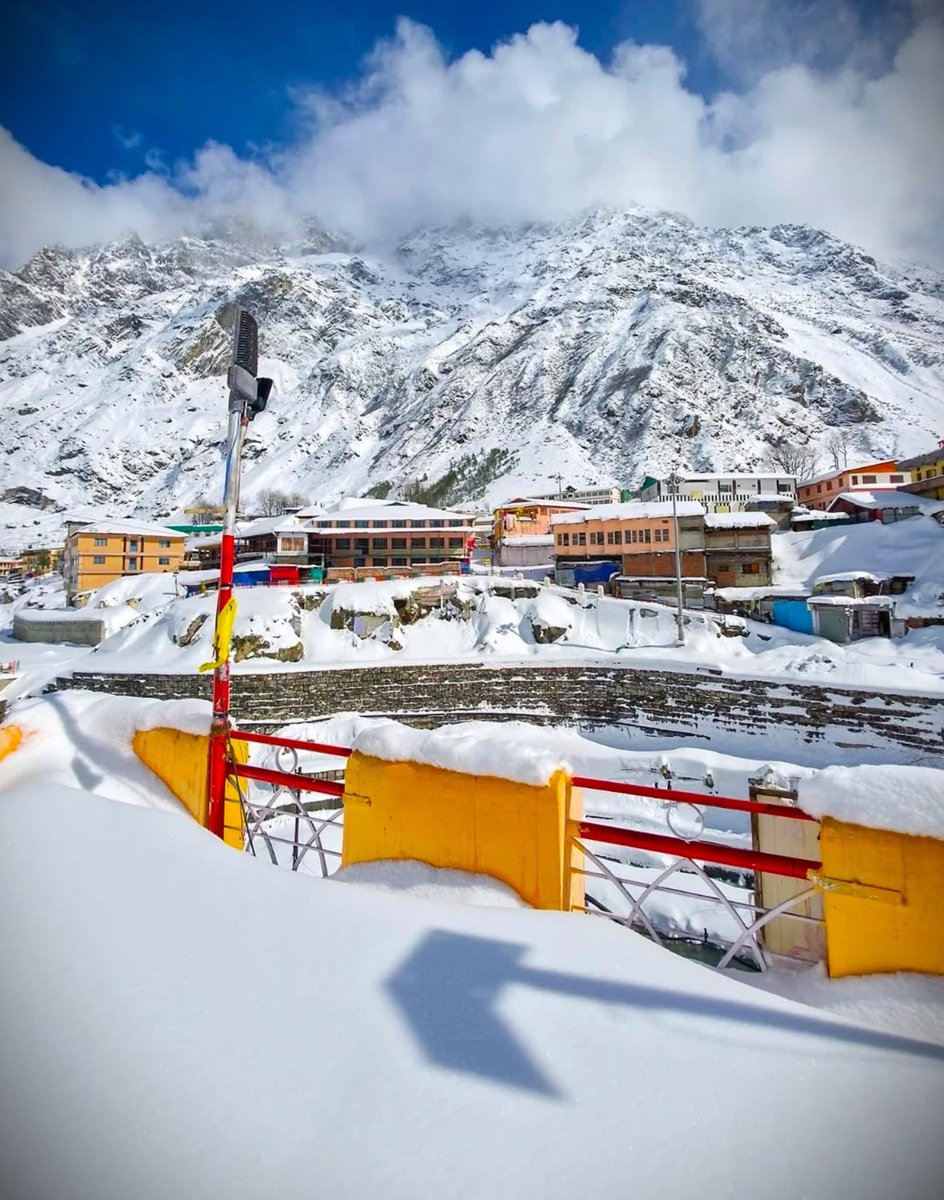 uttarakhandcops's tweet photo. ❄️ बर्फ़ की चादर में लिपटा श्री बद्रीनाथ धाम ❄️

हिमालय की गोद में बसे श्री बद्रीनाथ धाम के अद्भुत दृश्य की मनमोहक तस्वीरें।
प्रकृति और आस्था का यह अनुपम संगम जो श्रद्धालुओं का मन मोह ले ✨

🙏 जय बद्री विशाल
#ShriBadrinathDham #WinterMagic #Snowfall #DivineHimalayas https://t.co/TGI3LOtCBv