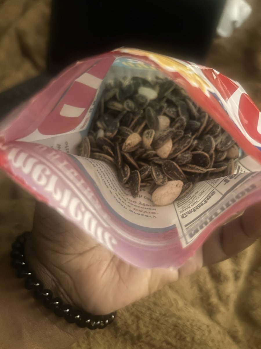 SugaWithNoR's tweet photo. Now, @Davidseeds  is a mixed seed bag a new thing?! I had to check the label twice! It’s pumpkin seeds in w/ sunflower seeds! https://t.co/YOrNALiOIK