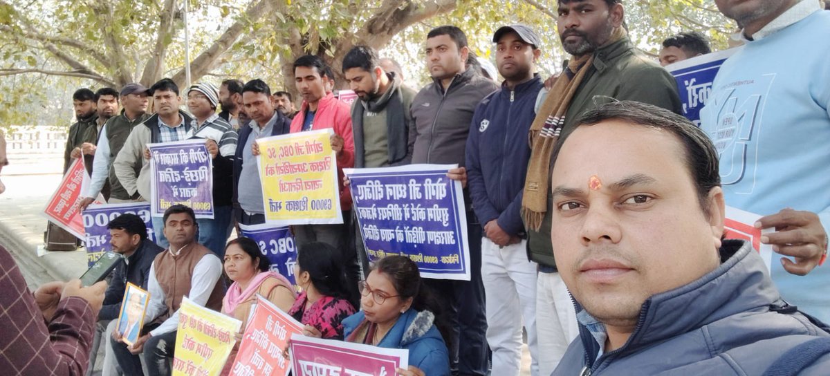 69 हजार शिक्षक भर्ती मामला 
लखनऊ में आरक्षित वर्ग के अभ्यर्थियों का प्रदर्शन ! केशव प्रसाद मौर्य का आवास घेरने के प्रयास में पुलिस से भिड़ंत ! सुप्रीम कोर्ट पर जातिवादी होने के आरोप लगाए ! 
अभ्यर्थियों ने अब रोज प्रदर्शन की बात कही ! इनका मामला सुप्रीम कोर्ट में है !