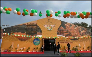 PIBCulture's tweet image. 🇮🇳 Against the majestic #RedFort, India's soul came alive.

Bharat Parv 2026 (Jan 26-31) celebrated 150 years of #VandeMataram with 35,000-40,000 daily visitors experiencing our nation's living heritage.

A thread on 6 days that captured the heartbeat of India 🧵👇