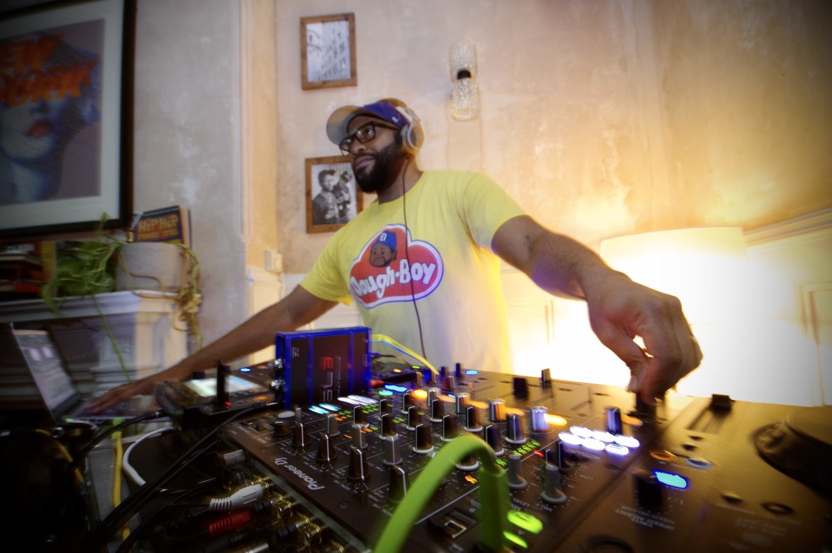 Itch Radio tweet media