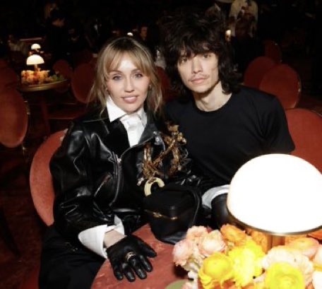 Mileyola tweet media