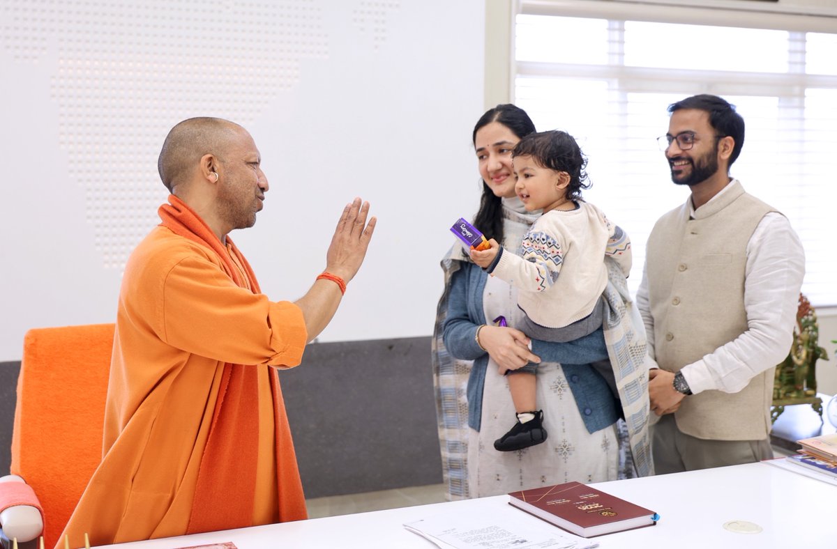 Poojaydv13's tweet photo. Glad to receive the opportunity to meet the honourable Chief Minister of Uttar Pradesh with my husband, Ankit Agarwal, IRTS and son Aryavart Agarwal https://t.co/5LRiSiAIDe