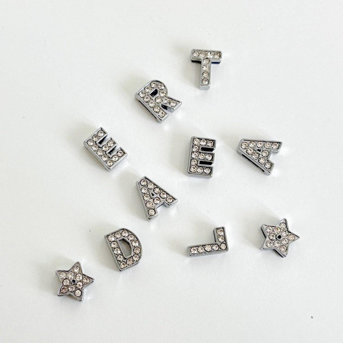 OAFISH 26 SPRING
d___ t__???

오피쉬의 26 SPRING 시즌은 여러분이 남겨주신 꿈과 도전, 그리고 고민의 쪽지들이
시간이 흘러도 사라지지 않은 채, 각자 다른 속도로 흘러가는 하루의 마음속 장면으로 이어지는 이야기를 담고 있습니다.