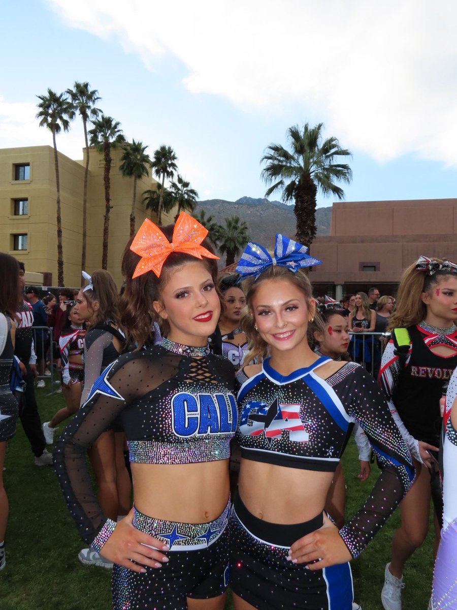 iconic sister duo 😘