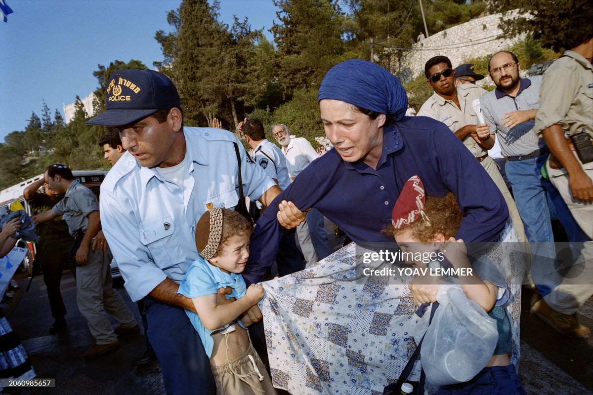 שרשור הפגנות ימין בתקופת ממשלת רבין:
8/8/1995 חסימה של 40 כבישים (!) 

התמונה היא מפינוי של אם שהביאה את ילדיה הצעירים לחסום כביש באיזור בריכת הסולטן בירושלים.
gettyimages.ca/detail/news-ph…