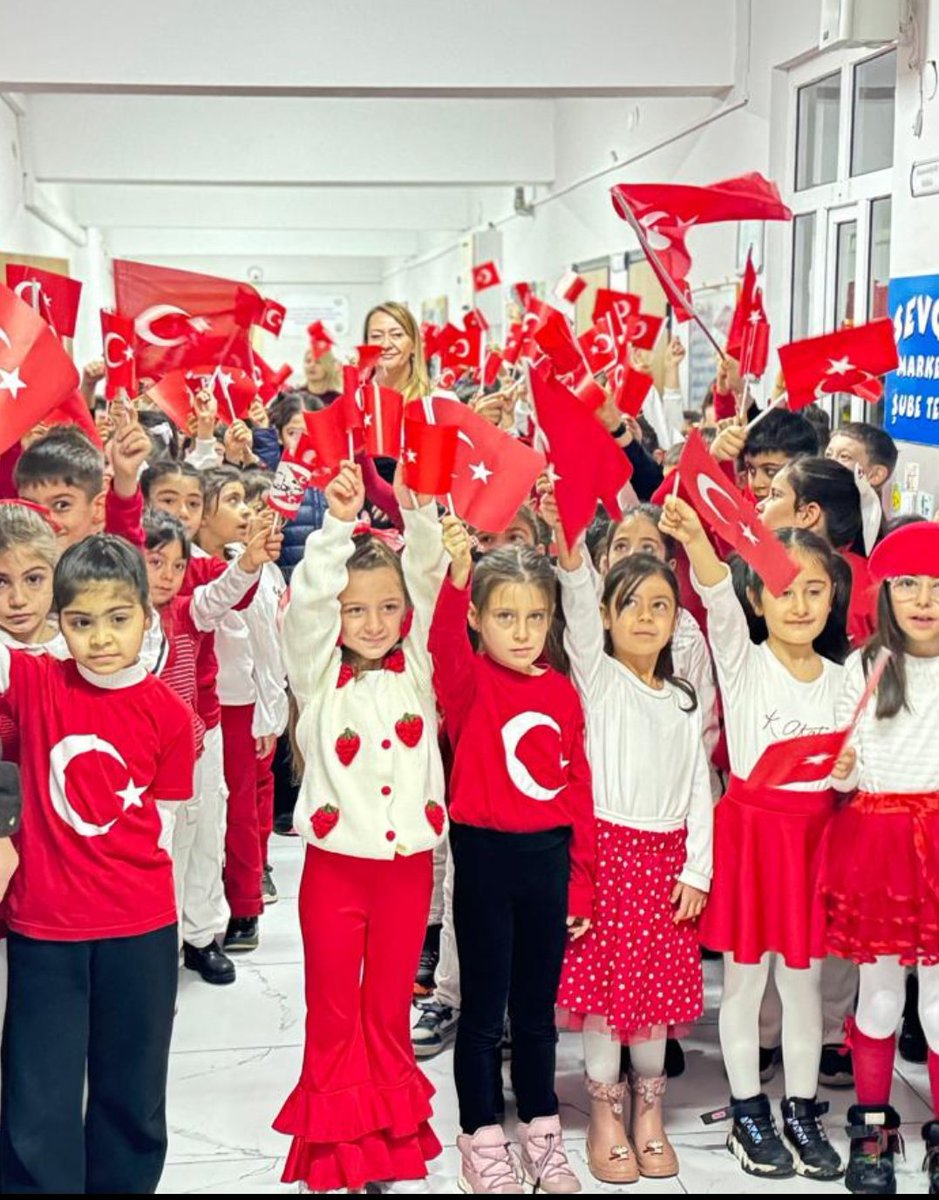 #BayraklaBaşlayanOkul