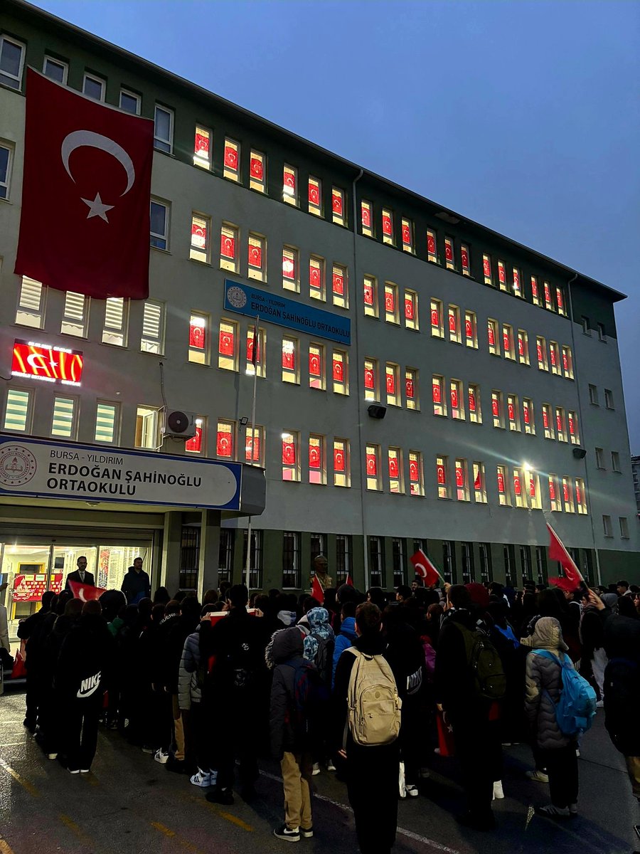 ersahinoo1992's tweet photo. 2.Döneme Bursa İl Milli Eğitim Şube Müdürümüz Müştak Gencer ve Yıldırım İlçe Milli Eğitim Şube Müdürümüz Harun Öz beyfendi ile Şanlı Bayrağımızın gölgesinde hayırlısı ile başladık🇹🇷
@tcmeb 
@Yusuf__Tekin 
@bursailmem16 
@GurhanCokgezer 
@yildirimilcemem 
#BayraklaBaşlayanOkul https://t.co/6zP9wbBZVO