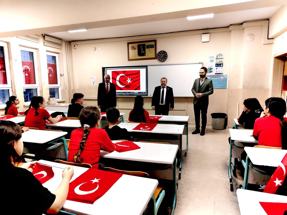 ersahinoo1992's tweet photo. 2.Döneme Bursa İl Milli Eğitim Şube Müdürümüz Müştak Gencer ve Yıldırım İlçe Milli Eğitim Şube Müdürümüz Harun Öz beyfendi ile Şanlı Bayrağımızın gölgesinde hayırlısı ile başladık🇹🇷
@tcmeb 
@Yusuf__Tekin 
@bursailmem16 
@GurhanCokgezer 
@yildirimilcemem 
#BayraklaBaşlayanOkul https://t.co/6zP9wbBZVO