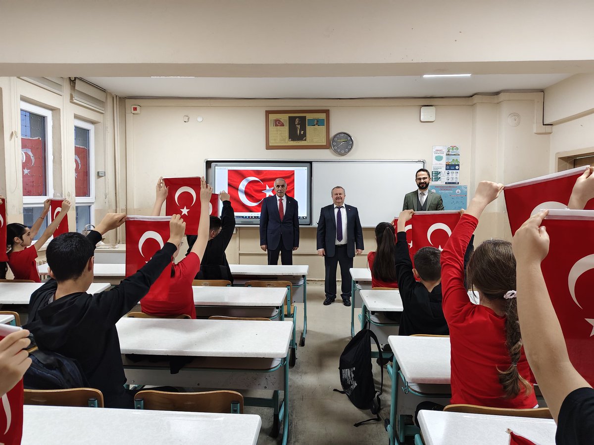 2.Döneme Bursa İl Milli Eğitim Şube Müdürümüz Müştak Gencer ve Yıldırım İlçe Milli Eğitim Şube Müdürümüz Harun Öz beyfendi ile Şanlı Bayrağımızın gölgesinde hayırlısı ile başladık🇹🇷
<a href="/tcmeb/">Millî Eğitim Bakanlığı</a> 
<a href="/Yusuf__Tekin/">Yusuf Tekin</a> 
<a href="/bursailmem16/">Bursa İl Millî Eğitim Müdürlüğü</a> 
<a href="/GurhanCokgezer/">Gürhan Çokgezer</a> 
<a href="/yildirimilcemem/">Bursa Yıldırım İlçe Milli Eğitim Müdürlüğü</a> 
#BayraklaBaşlayanOkul