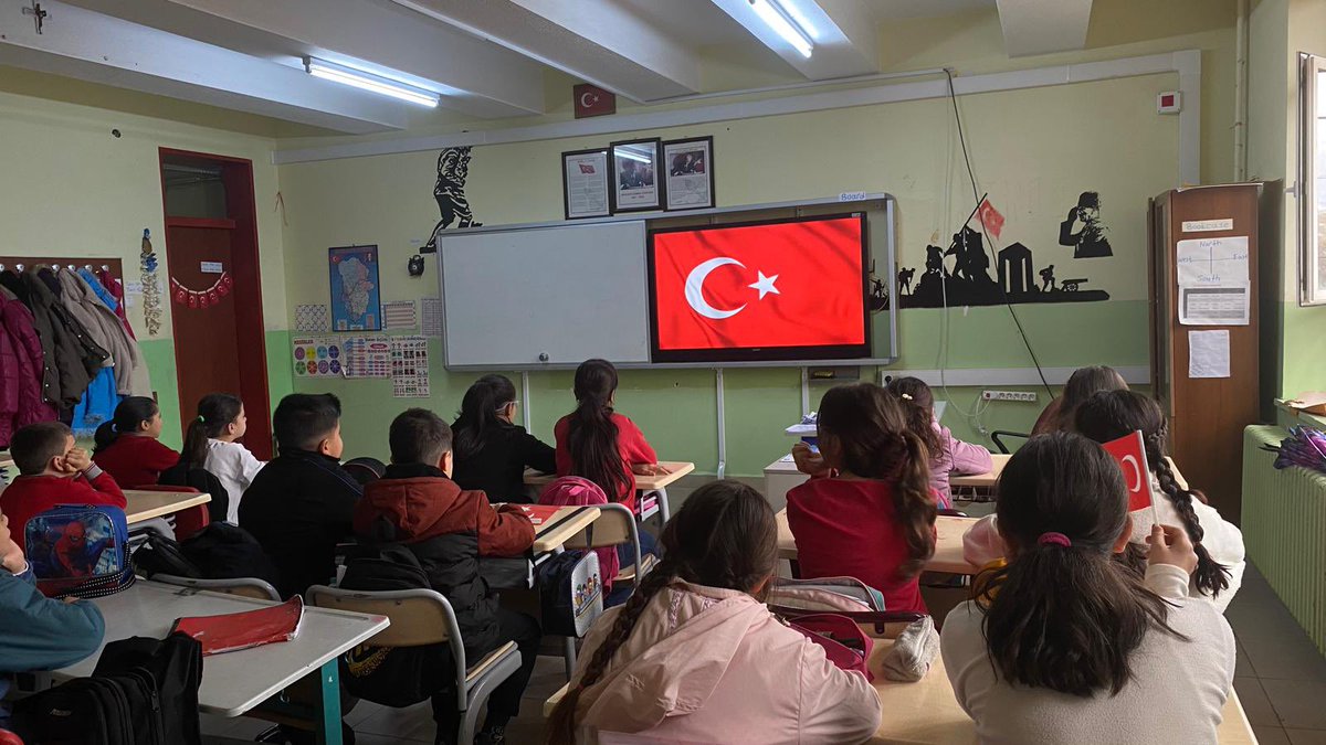 alpayd71's tweet photo. Yarıyıl tatilinin ardından ilk dersimize “Bayrak Sevgisi” ile başladık.
Millî kimliğimizin sembolü olan şanlı bayrağımızın sevgisiyle yoğrulmuş; değerlerine bağlı ve bilinçli nesiller yetiştirmek için yeni dönemimiz Bayrak Teması…
#BayraklaBaşlayanOkul
@tcmeb
@kirikkalemem https://t.co/CLEMj9EcYT