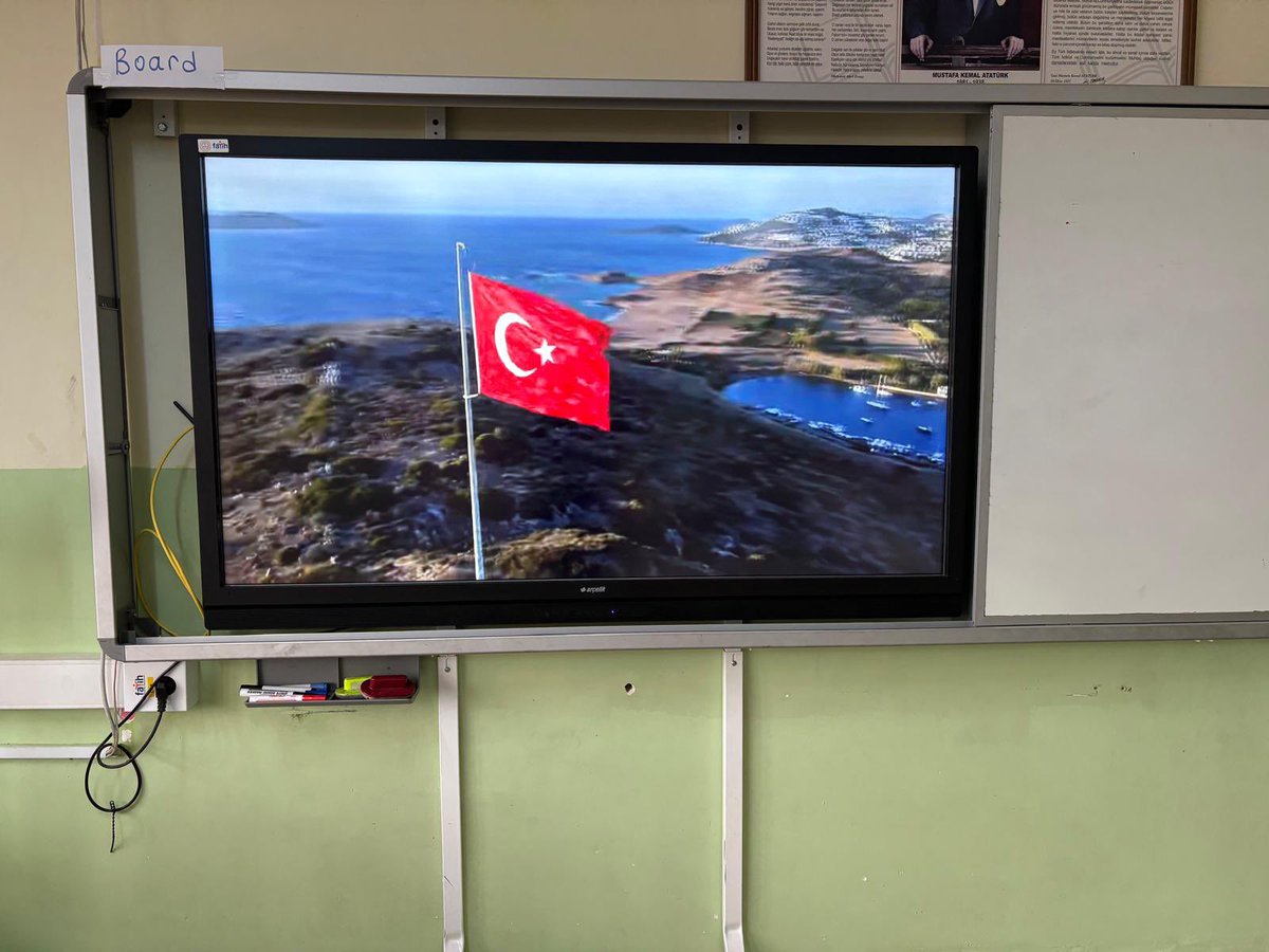 alpayd71's tweet photo. Yarıyıl tatilinin ardından ilk dersimize “Bayrak Sevgisi” ile başladık.
Millî kimliğimizin sembolü olan şanlı bayrağımızın sevgisiyle yoğrulmuş; değerlerine bağlı ve bilinçli nesiller yetiştirmek için yeni dönemimiz Bayrak Teması…
#BayraklaBaşlayanOkul
@tcmeb
@kirikkalemem https://t.co/CLEMj9EcYT