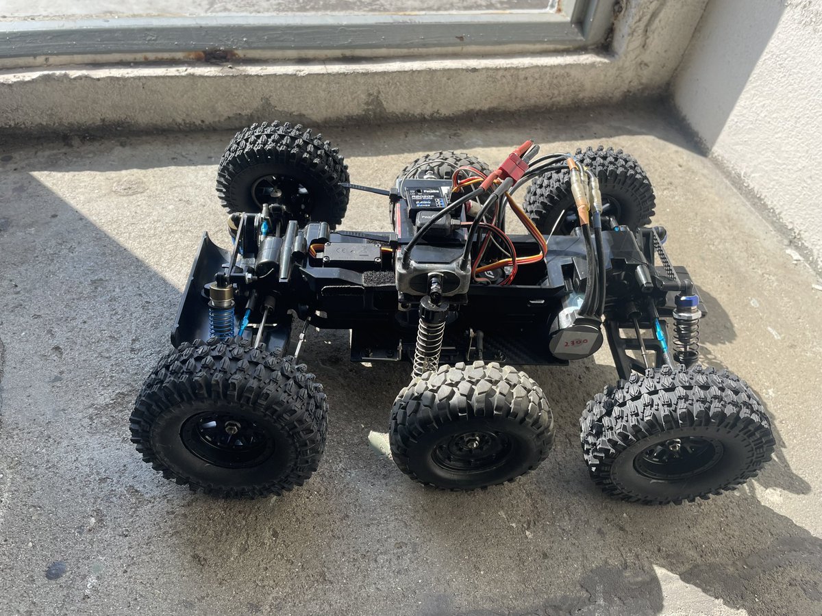 soraripipijiji's tweet image. tl01改6輪→tl6(シックス)はボディ待ち

トレッドを合わせるためにクローラータイヤにした。

狭所での試走は…かなりイイ気がする！早くSSサーキットに持ち込みたい！

#tl01
#6輪