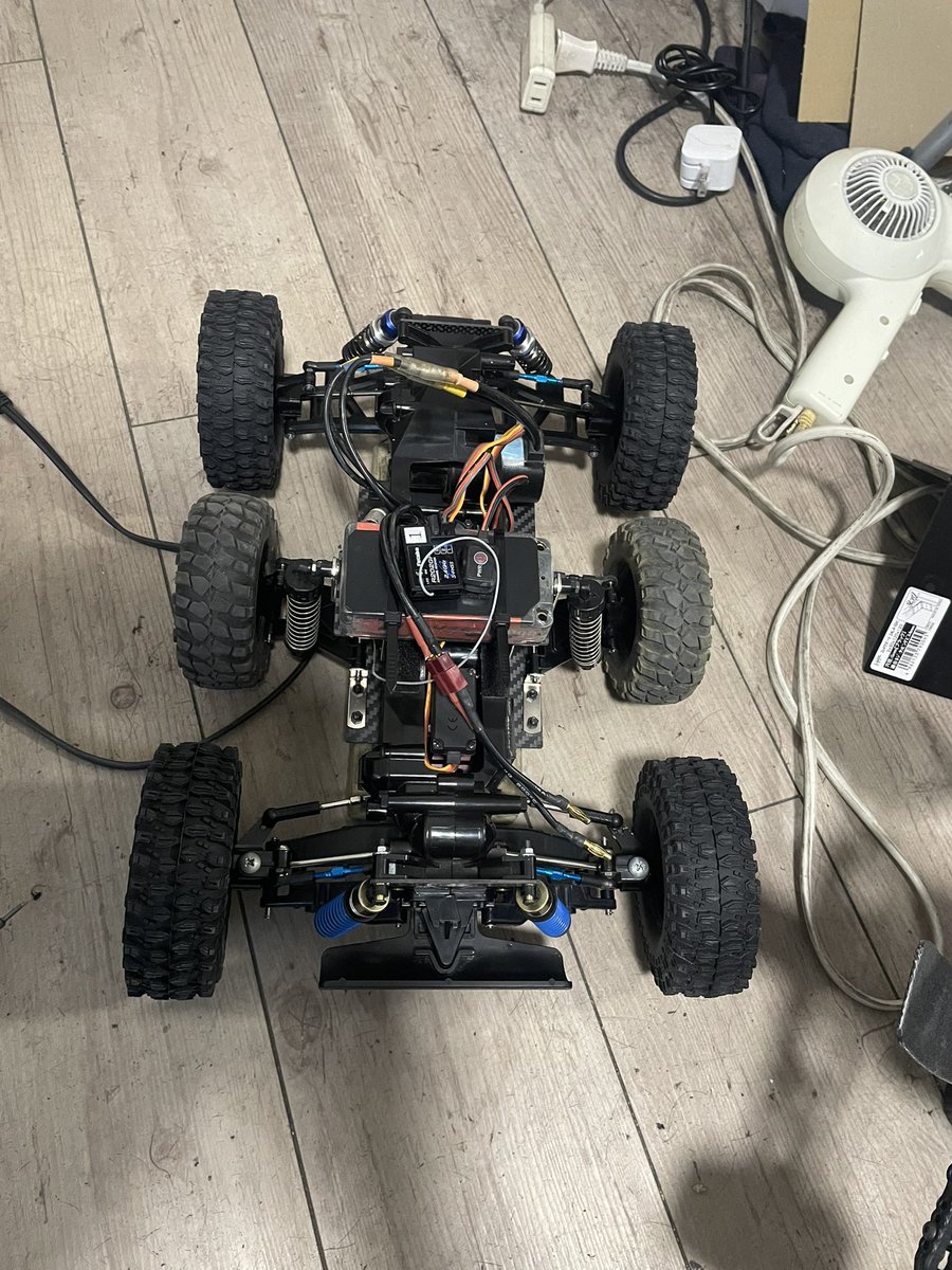 soraripipijiji's tweet image. tl01改6輪→tl6(シックス)はボディ待ち

トレッドを合わせるためにクローラータイヤにした。

狭所での試走は…かなりイイ気がする！早くSSサーキットに持ち込みたい！

#tl01
#6輪