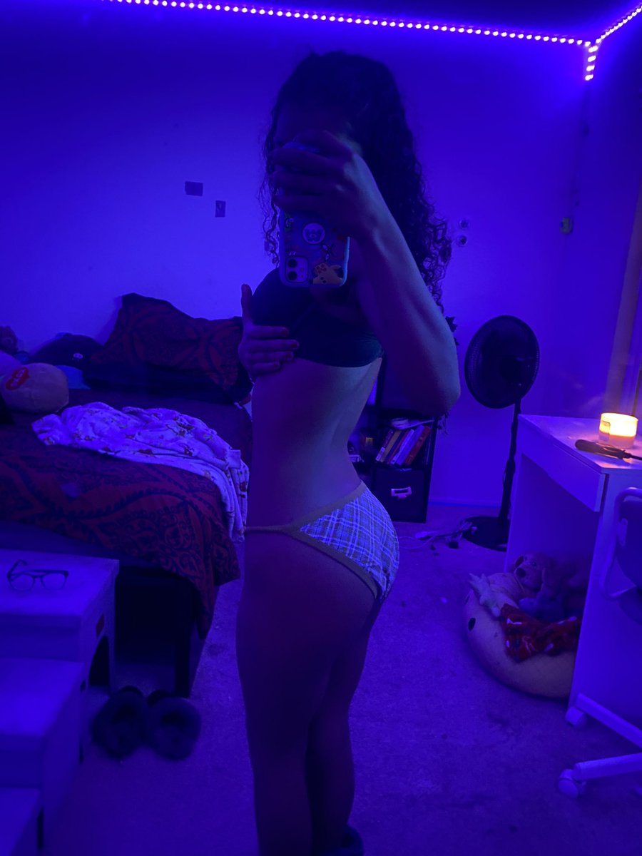 bulimcoffspring's tweet photo. (old pics) i wont be happy till my bones r showing #bodycheck https://t.co/w5qpzx4ZMj
